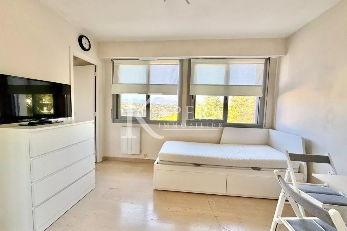 LOCATION MEUBLEE STUDIO 20M² - NICE CORNICHE FLEURIE - CALME - VUE DEGAGEE JARDINS - PISCINE