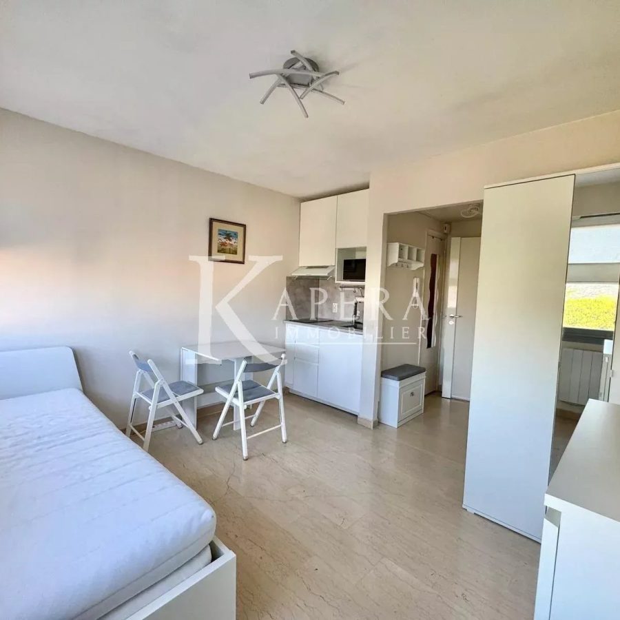 LOCATION MEUBLEE STUDIO 20M² - NICE CORNICHE FLEURIE - CALME - VUE DEGAGEE JARDINS - PISCINE