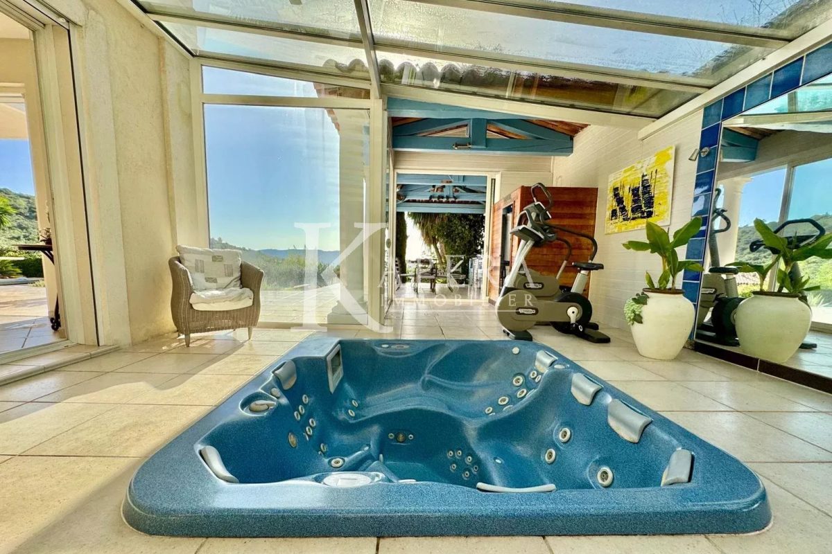 VENTE VILLA D'ARCHITECTE 6P 203M² DANS DOMAINE PRIVE - FALICON