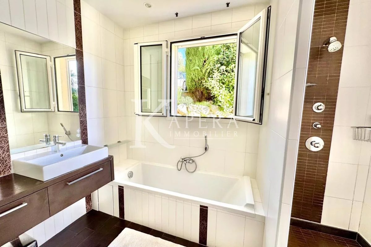 VENTE VILLA D'ARCHITECTE 6P 203M² DANS DOMAINE PRIVE - FALICON