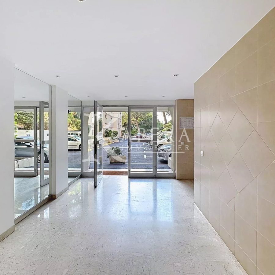 LOCATION MEUBLEE STUDIO 20M² - NICE CORNICHE FLEURIE - CALME - VUE DEGAGEE JARDINS - PISCINE