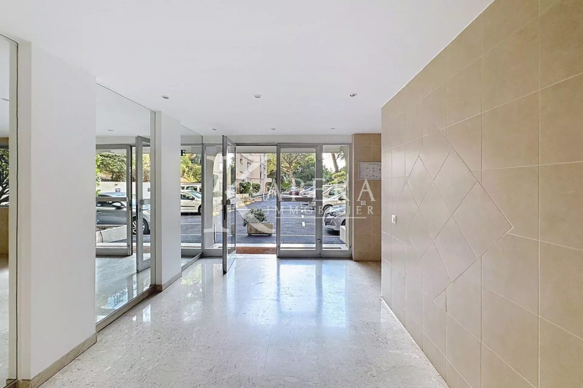 LOCATION MEUBLEE STUDIO 20M² - NICE CORNICHE FLEURIE - CALME - VUE DEGAGEE JARDINS - PISCINE