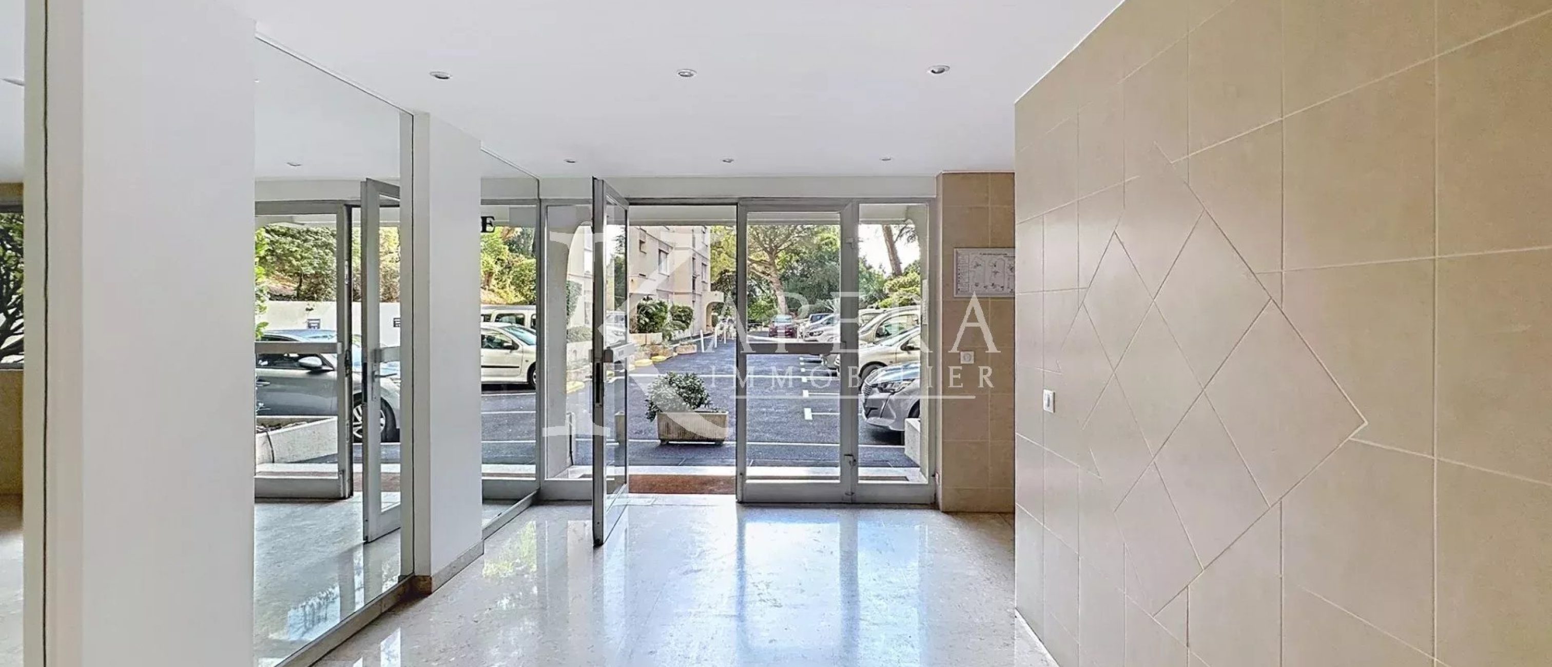 LOCATION MEUBLEE STUDIO 20M² - NICE CORNICHE FLEURIE - CALME - VUE DEGAGEE JARDINS - PISCINE